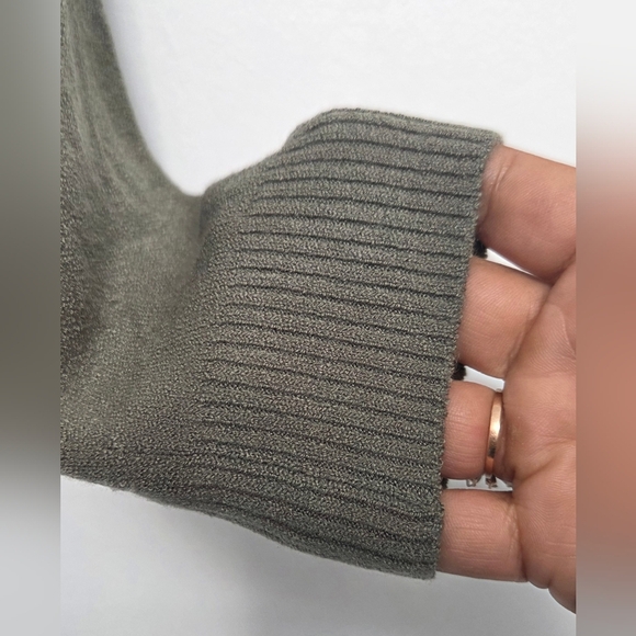 H&M Women's V-Neck Tight knit Pullover Sweater - Olive Green Sz M - Picture 4 of 9